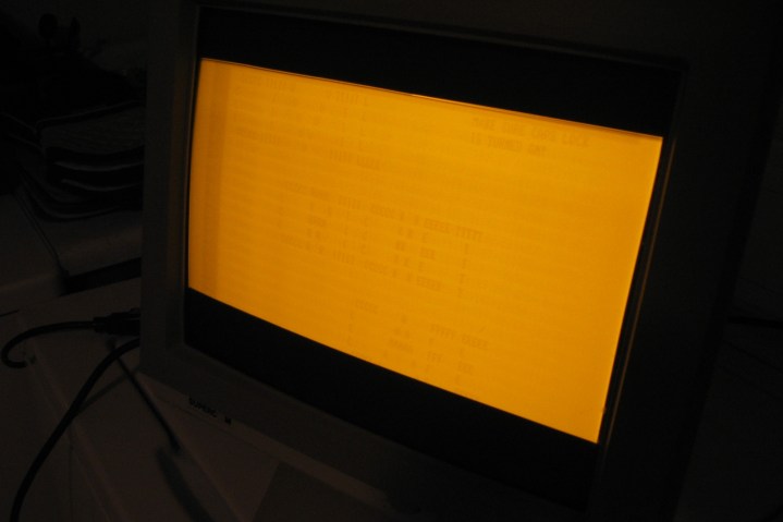 Einbrennen von Phosphor ("Bildschirm einbrennen"), sichtbar auf einem bernsteinfarbenen monochromen CRT-Computermonitor.
