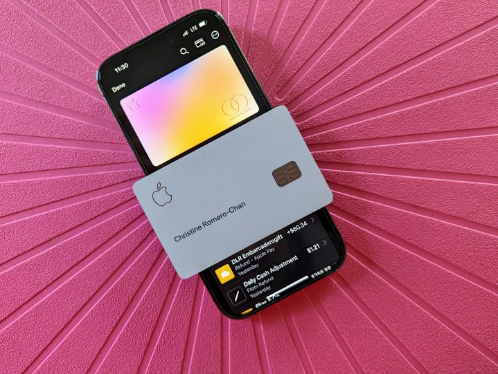 Die Apple Card liegt auf einem iPhone 14 Pro und die Wallet-App ist für die digitale Apple Card geöffnet