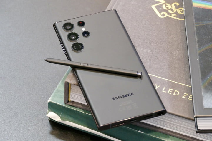 Das Samsung Galaxy S22 Ultra in Phantom Black mit S Pen.