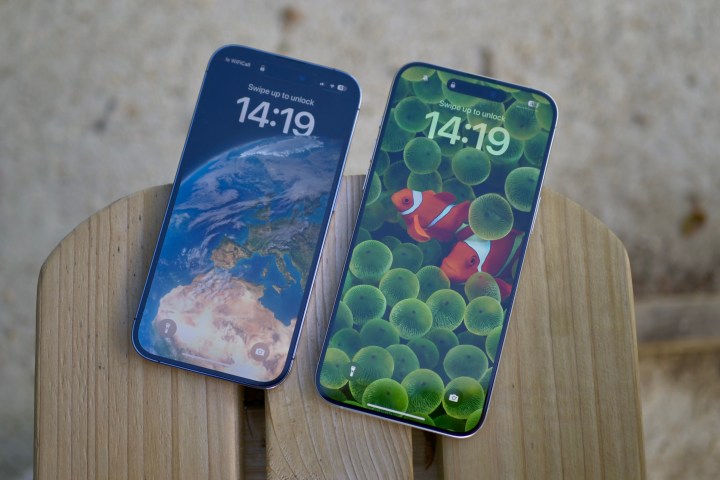Das Apple iPhone 15 Pro Max und das iPhone 14 Pro zeigen die Bildschirme.