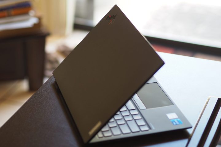 Rückansicht des Lenovo ThinkPad X1 Nano Gen 3 mit Deckel und Logo.