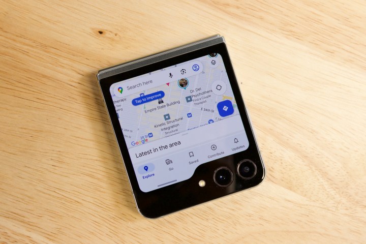 Google Maps läuft auf dem Cover-Bildschirm des Samsung Galaxy Z Flip 5.