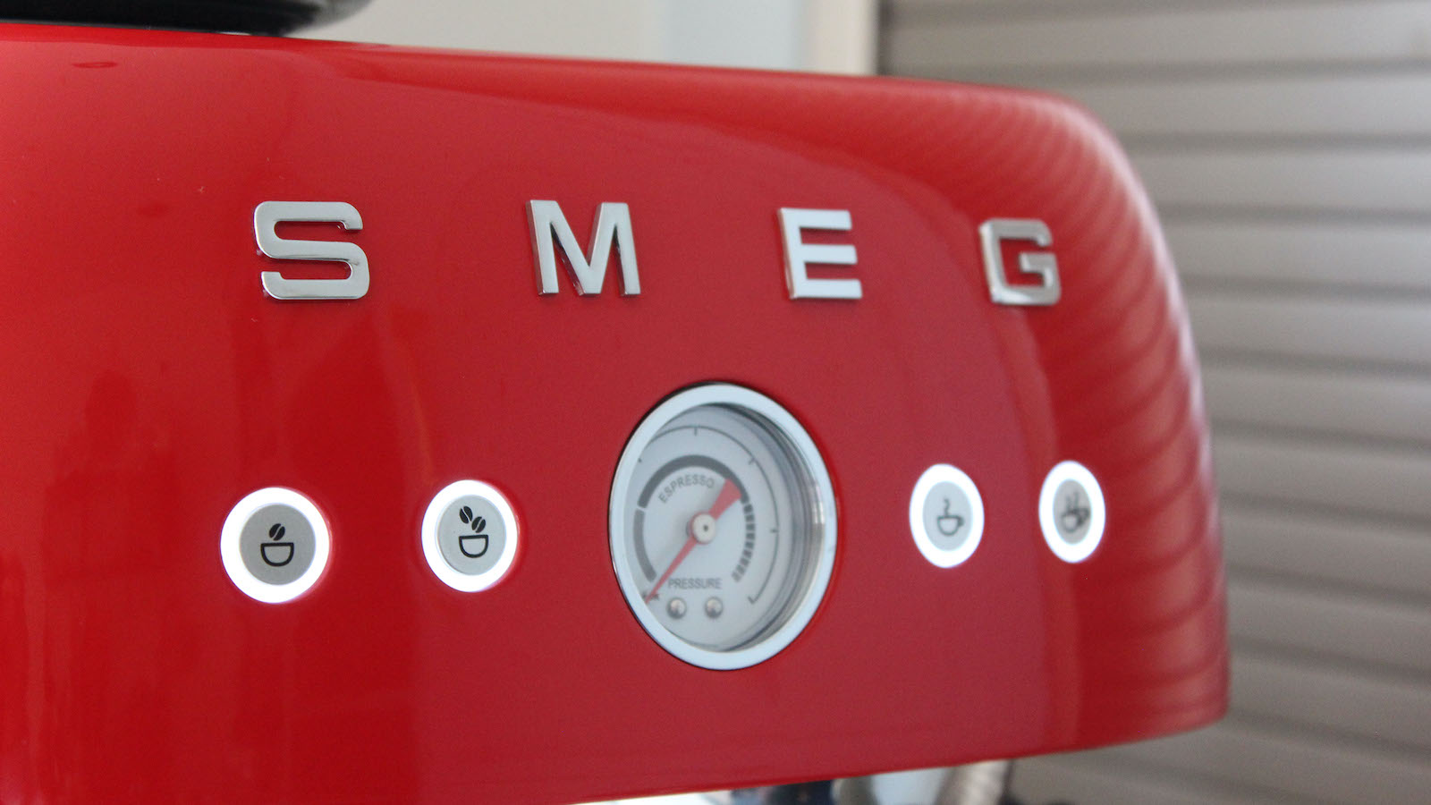 Smeg EGF03 Espressomaschine mit Mahlwerk im Test: Stil statt Geschwindigkeit
