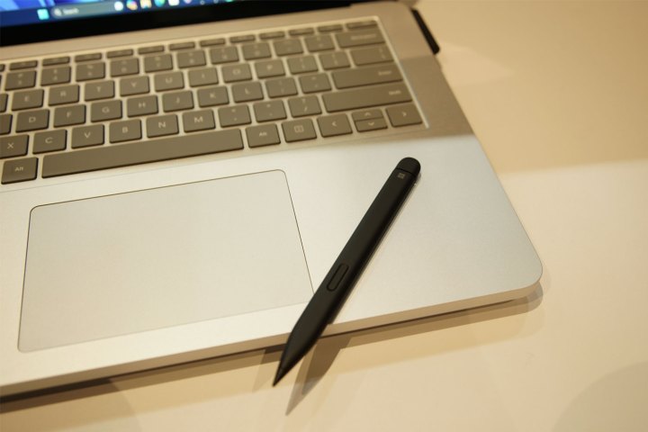 Surface Laptop Studio 2 vs. MacBook Pro M2: Alles über KI