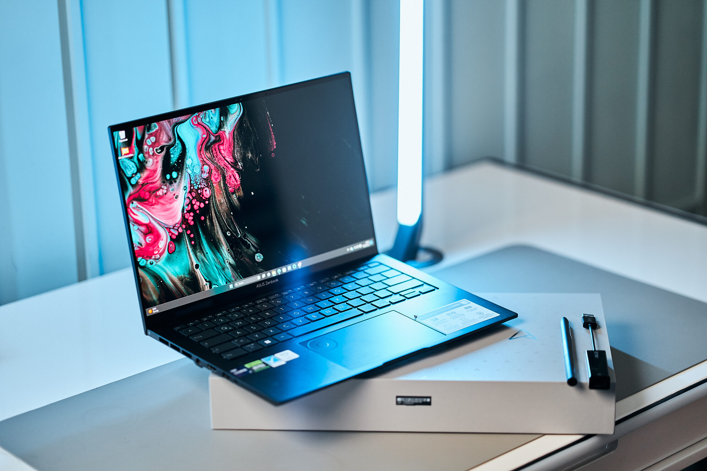 Test Asus Zenbook 14 Pro OLED: Kompakter und dennoch leistungsstarker Laptop