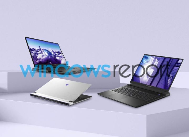 Drei neue Alienware-Laptops auf einem Tisch vor grauem Hintergrund.