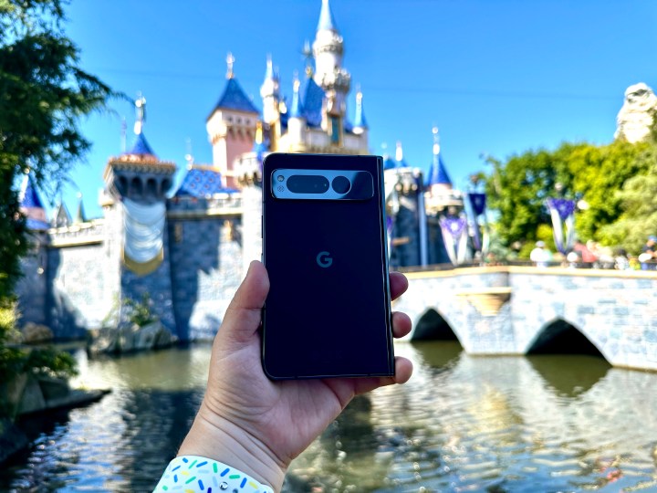 Google Pixel Fold in Obsidian in der Hand im Disneyland-Schloss.
