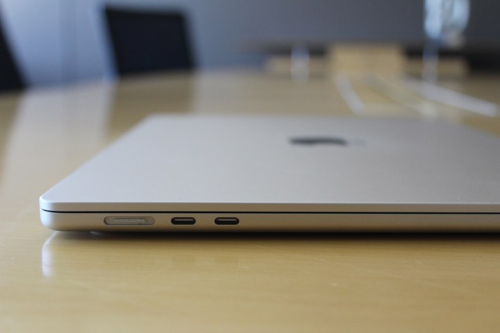 Apples 15-Zoll MacBook Air liegt mit geschlossenem Deckel auf einem Schreibtisch.