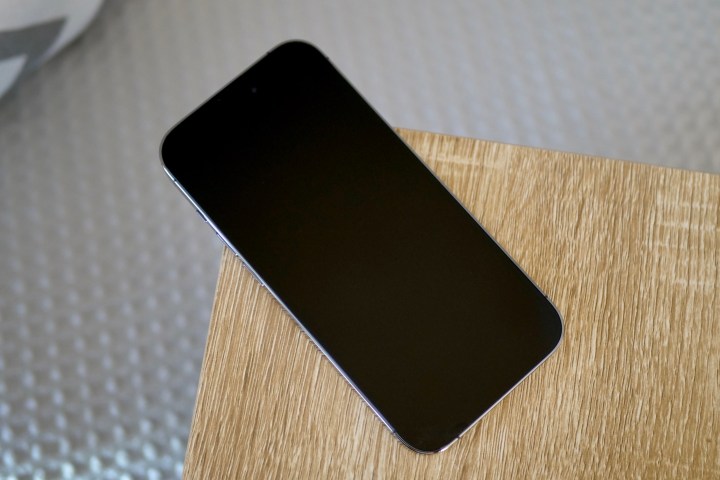 Keramikschild auf dem iPhone 14 Pro, mit Licht, um Kratzer sichtbar zu machen.