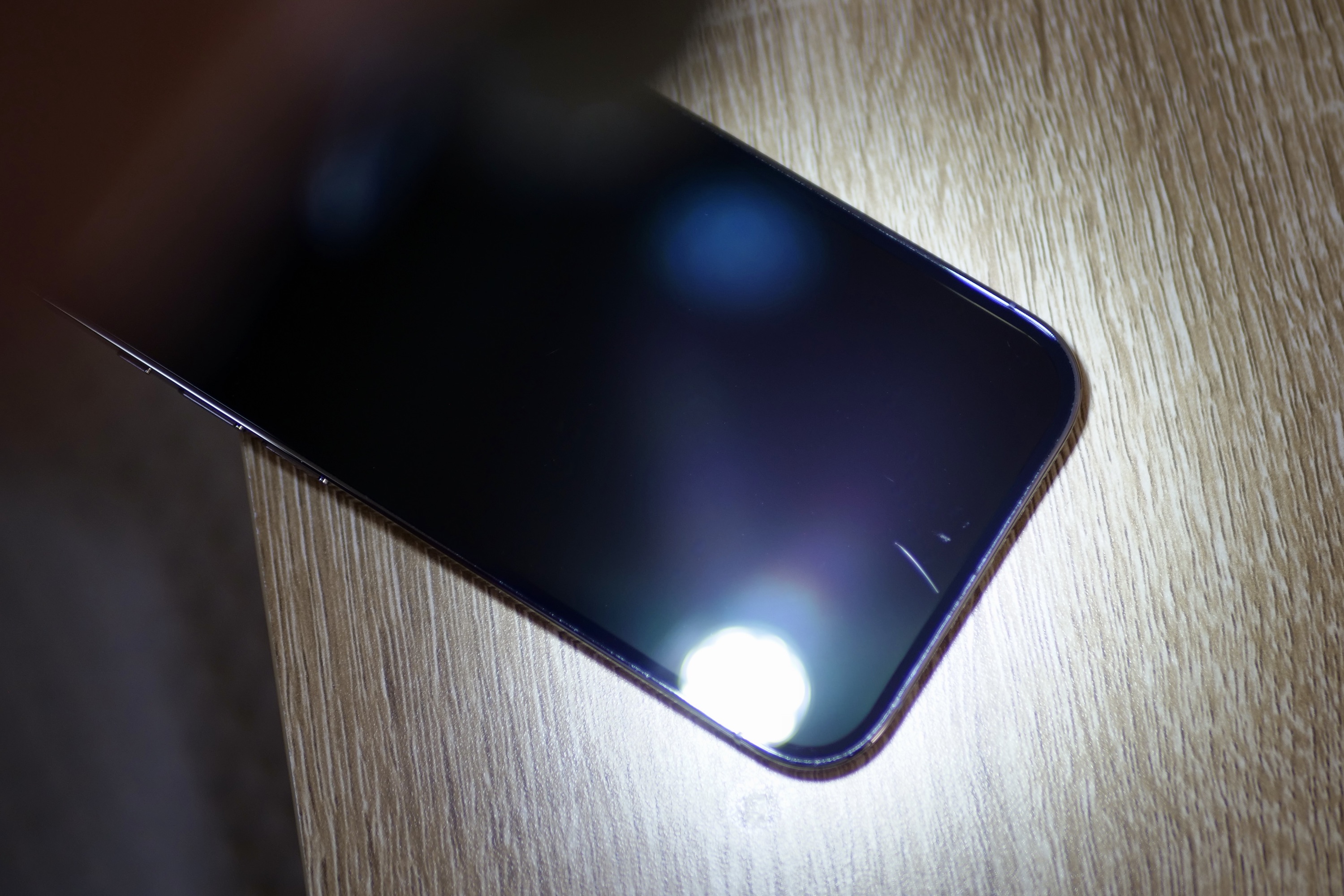 Keramikschild auf dem iPhone 14 Pro, mit Licht, um Kratzer sichtbar zu machen.