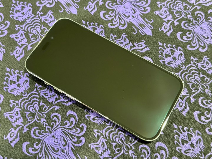 Christines iPhone 14 Pro-Display nach dem Abnehmen einer Displayschutzfolie.
