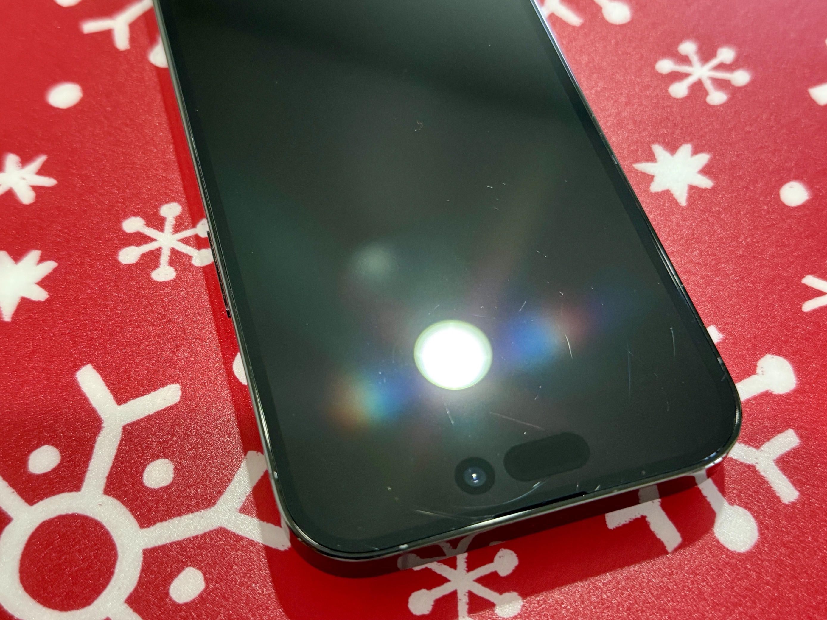Ein Bild eines iPhone 14 Pro, das verschiedene Kratzer auf dem Display zeigt.