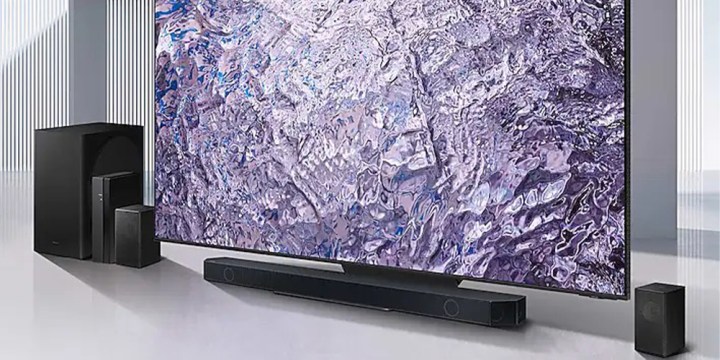 Die Samsung Q910C Soundbar unter einem riesigen Fernseher.