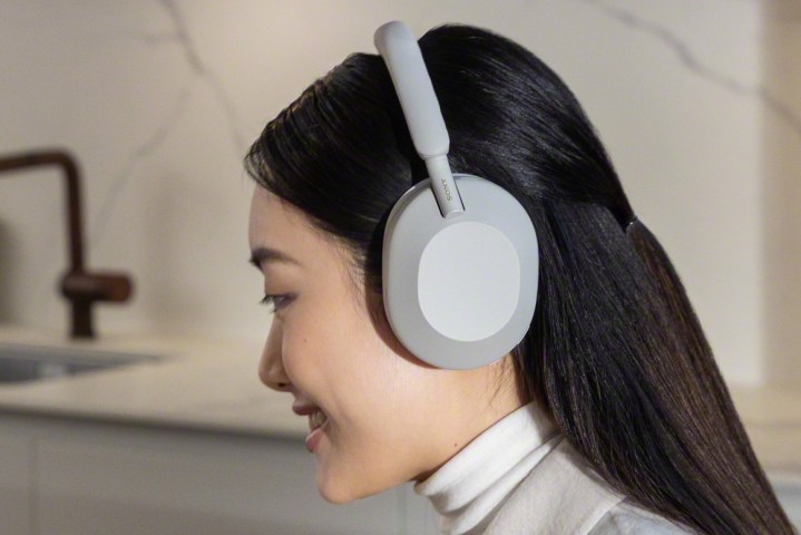 Frau trägt Sony WH-1000XM5-Kopfhörer.