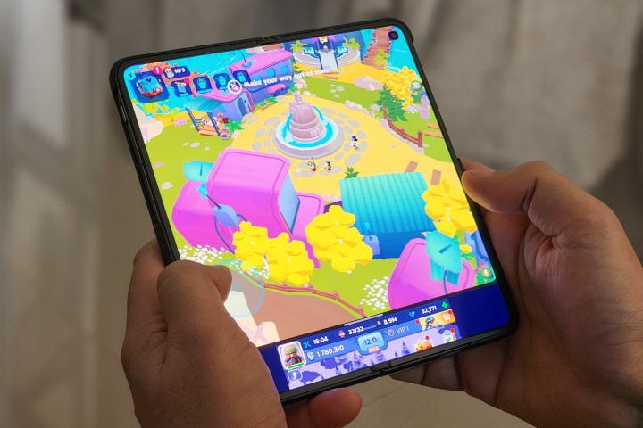 Zwei gleichzeitig laufende Spiele auf OnePlus Open in Händen gehalten.