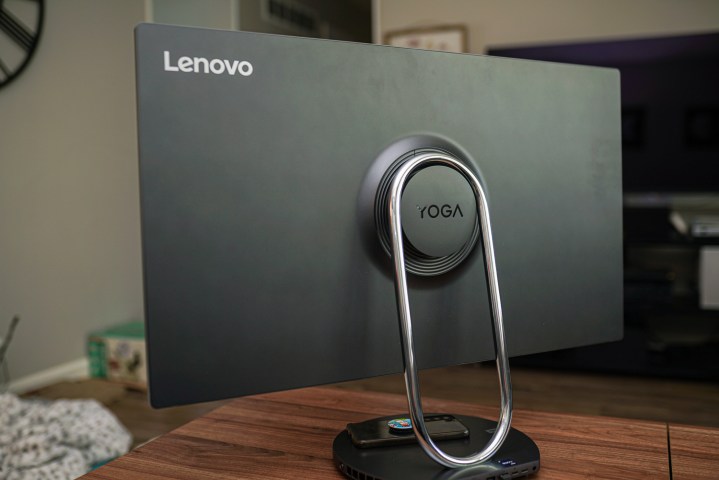 Die Rückseite des Lenovo Yoga AIO 9i.