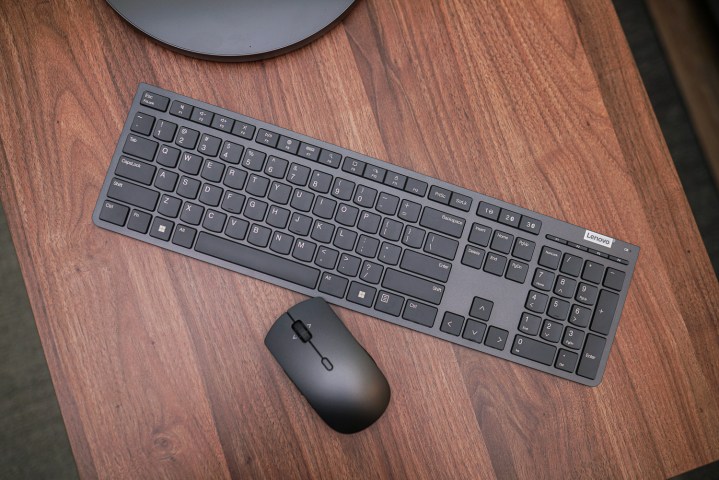 Eine kabellose Tastatur und Maus für das Lenovo Yoga AIO 9i.