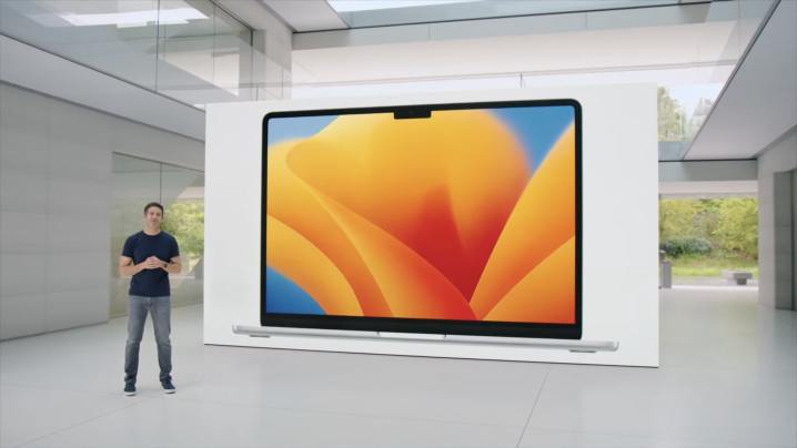 John Ternus von Apple steht neben einem Bild des 15-Zoll MacBook Air auf der Worldwide Developers Conference (WWDC) von Apple im Juni 2023.