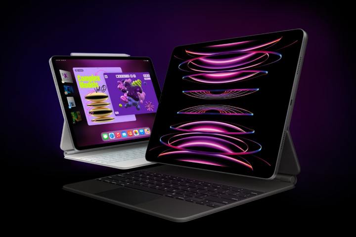 Zwei iPad Pro-Tablets nebeneinander vor schwarzem Hintergrund.  Beide verfügen über die Magic Keyboard-Hülle von Apple.