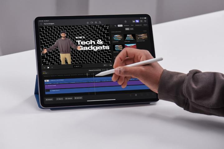 Eine Person verwendet die Hover-Funktion des Apple Pencil auf einem iPad, auf dem Final Cut Pro ausgeführt wird.
