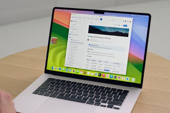Ein MacBook Pro mit macOS Sonoma auf der Worldwide Developers Conference (WWDC) von Apple im Juni 2023.
