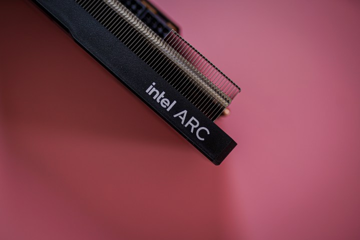 Intel Arc-Logo auf der Arc A580 GPU.