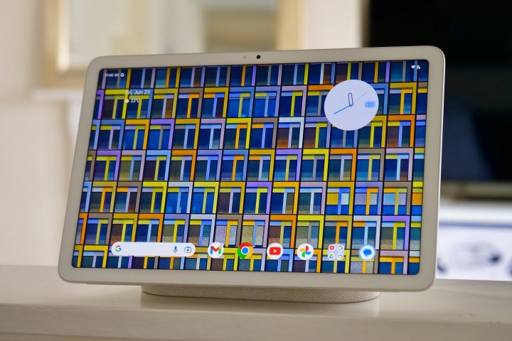 Google Pixel Tablet in Weiß, an der Dockingstation befestigt.