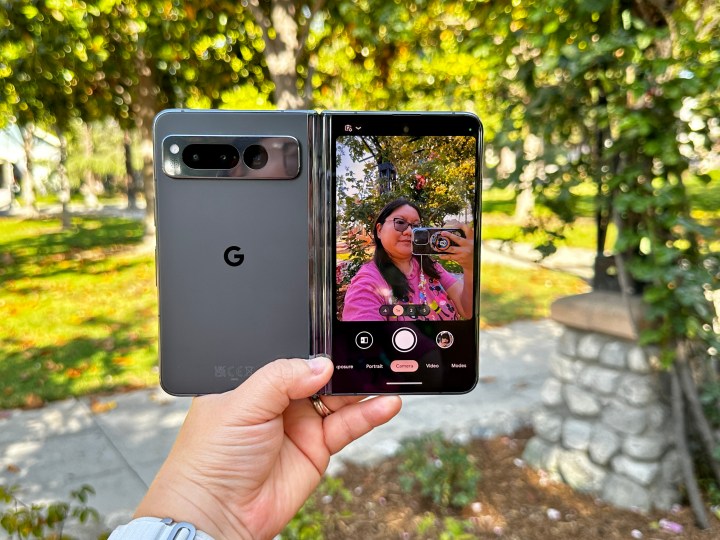 Google Pixel Fold in Obsidian im Reverse-Selfie-Kameramodus.