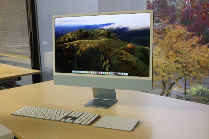 Das Display des iMac vor einem Fenster.