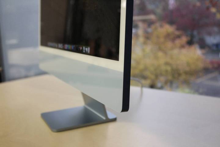 Das Profil des iMac auf einem Schreibtisch.