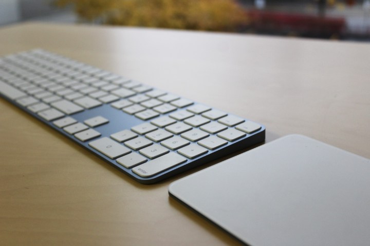Das Magic Keyboard und das Trackpad auf einem Schreibtisch.