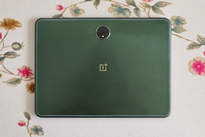 Grünes OnePlus Pad Android Tablet auf einer ebenen Fläche.