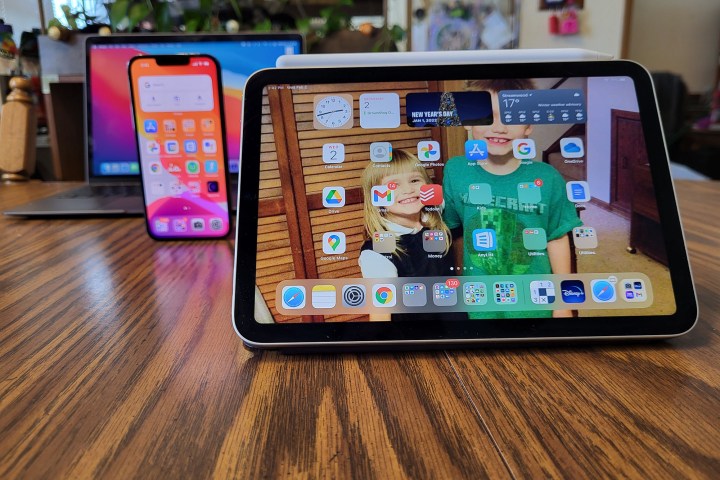 Das iPad Mini neben einem iPhone platziert.