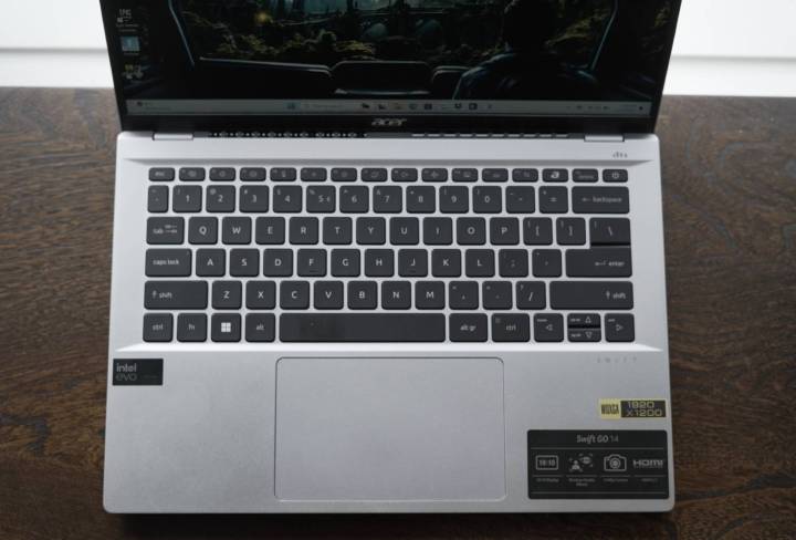 Die Tastatur des Acer Swift Go 14 auf einem Holztisch.