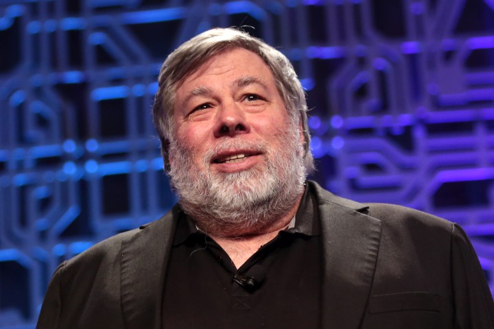 Apple-Mitbegründer Steve Wozniak steht vor einem dunklen Hintergrund.