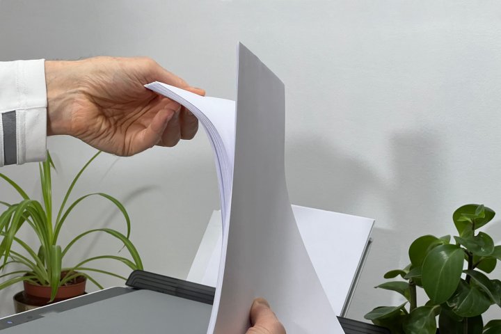 Riffeln Sie das Druckerpapier, um zu verhindern, dass die Blätter aneinander kleben.