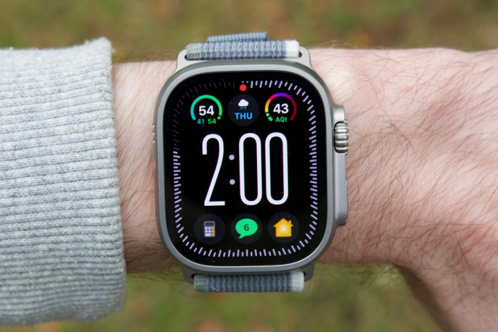 Jemand trägt eine Apple Watch Ultra 2 und zeigt das Zifferblatt der Modular Ultra.