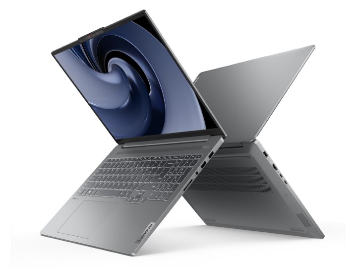 Zwei silberne Laptops Rücken an Rücken in einer Produktdarstellung auf weißem Hintergrund.