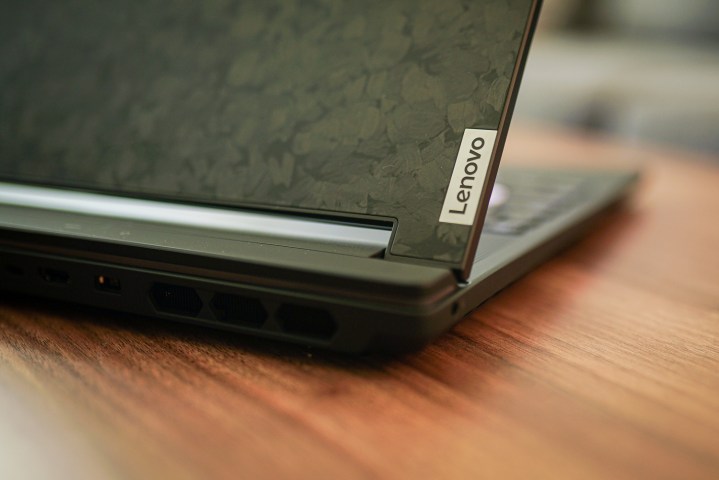 Eine Nahaufnahme des Lenovo-Logos auf dem Deckel eines Laptops.