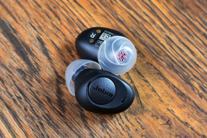 Die Jabra Enhance Plus-Ohrhörer rasten magnetisch ein.