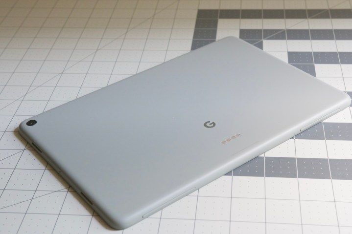 Das Google Pixel Tablet auf einem Schreibtisch, das seine Rückseite zeigt.