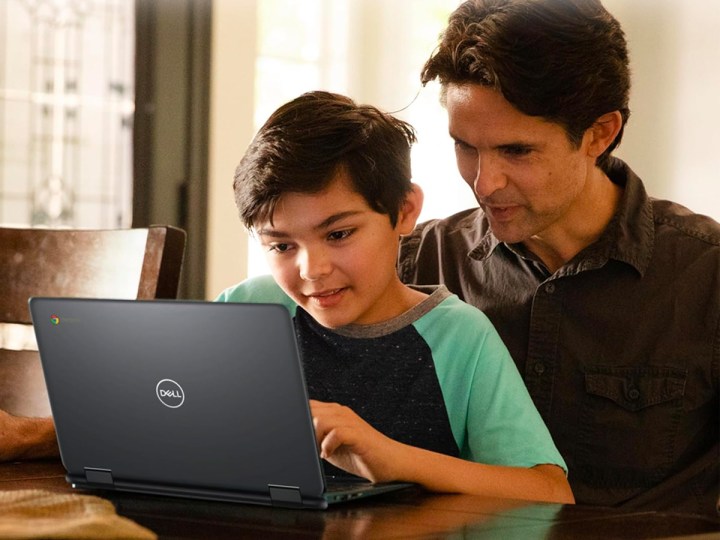 Ein Vater und ein Sohn verwenden ein Dell Chromebook 11.