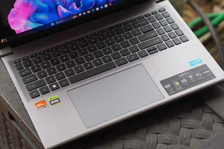 Ansicht des Acer Swift X 16 von oben nach unten mit Tastatur und Touchpad.