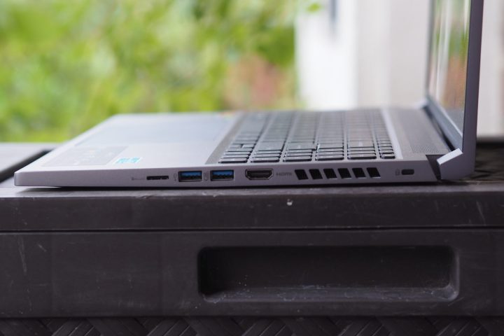 Seitenansicht des Acer Swift X 16 mit Anschlüssen, Lüftungsschlitzen und Deckel.