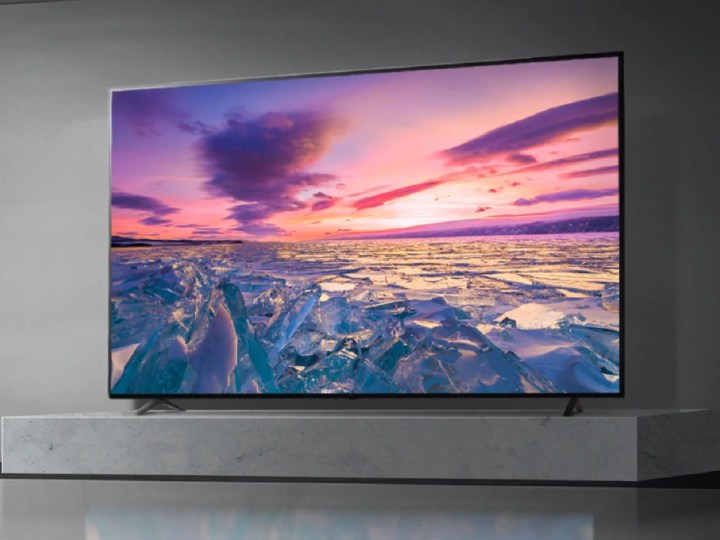 Der 4K-Fernseher der LG UQ7070 ZUE-Serie mit einer eisigen Landschaft auf dem Bildschirm.