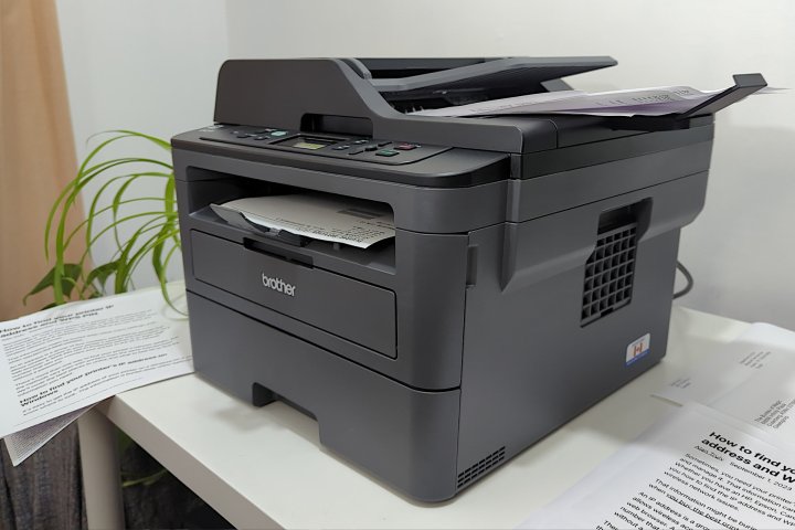 Der monochrome Laserdrucker Brother DCPL2550DW gibt 36 Seiten pro Minute aus.