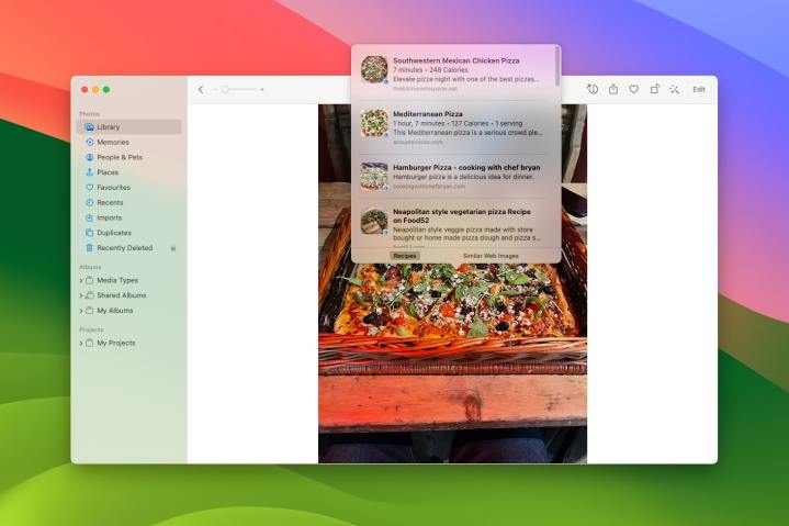 Erweiterte visuelle Suche in macOS Sonoma.  Ein Benutzer sucht nach Rezepten für Pizza, die auf einem Foto zu sehen ist.