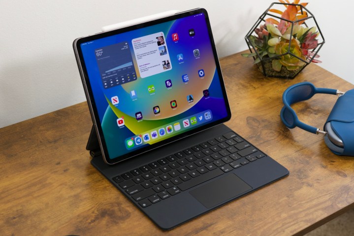 Das iPad Pro (2022) sitzt im Magic Keyboard.