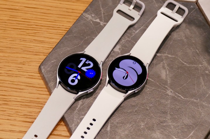 Die Samsung Galaxy Watch 4 in Weiß, in zwei Größen.