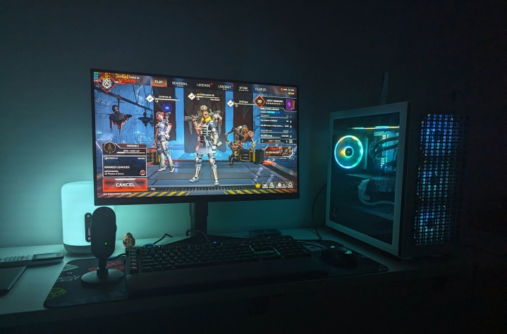 Ein Gaming-PC mit RGB-synchronisierten Lichtern, auf dem Apex Legends läuft.